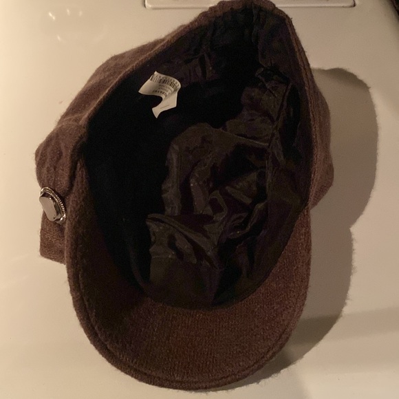 Brown ladies hat with brim, and bow/bling decoration on side. - Picture 4 of 9
